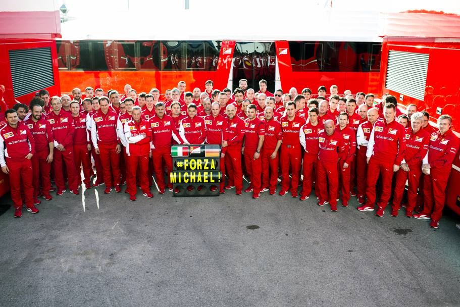 La Ferrari si  radunata per una foto di incoraggiamento